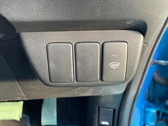 フィット  中古冬タイヤ付き/純正フロアマット/運転席・助手席エアバック/ABS/盗難防止システム/頸部衝突緩和ヘッドレス/エアコン/パワステ/パワーウインドウ/CD/DVD/キーレス(22枚目)