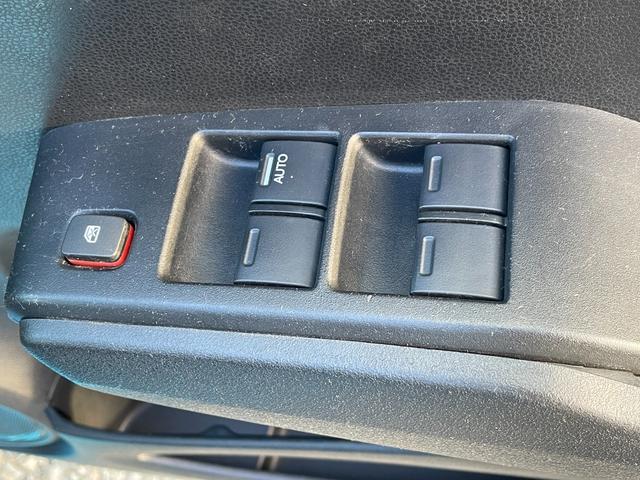 フィット  中古冬タイヤ付き/純正フロアマット/運転席・助手席エアバック/ABS/盗難防止システム/頸部衝突緩和ヘッドレス/エアコン/パワステ/パワーウインドウ/CD/DVD/キーレス(24枚目)