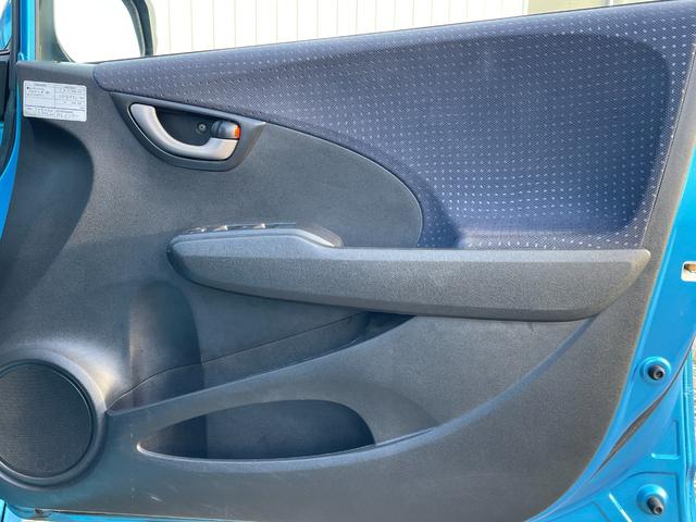 フィット  中古冬タイヤ付き/純正フロアマット/運転席・助手席エアバック/ABS/盗難防止システム/頸部衝突緩和ヘッドレス/エアコン/パワステ/パワーウインドウ/CD/DVD/キーレス(25枚目)