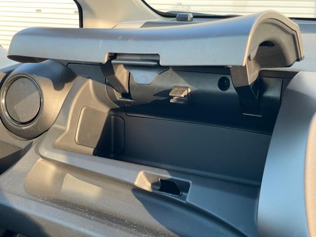 フィット  中古冬タイヤ付き/純正フロアマット/運転席・助手席エアバック/ABS/盗難防止システム/頸部衝突緩和ヘッドレス/エアコン/パワステ/パワーウインドウ/CD/DVD/キーレス(26枚目)