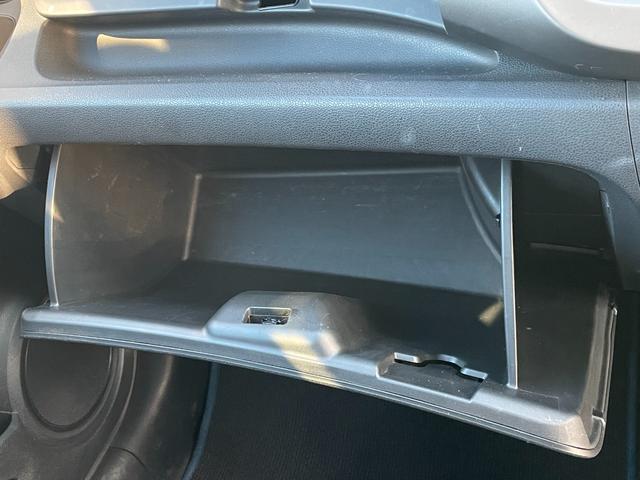 フィット  中古冬タイヤ付き/純正フロアマット/運転席・助手席エアバック/ABS/盗難防止システム/頸部衝突緩和ヘッドレス/エアコン/パワステ/パワーウインドウ/CD/DVD/キーレス(27枚目)