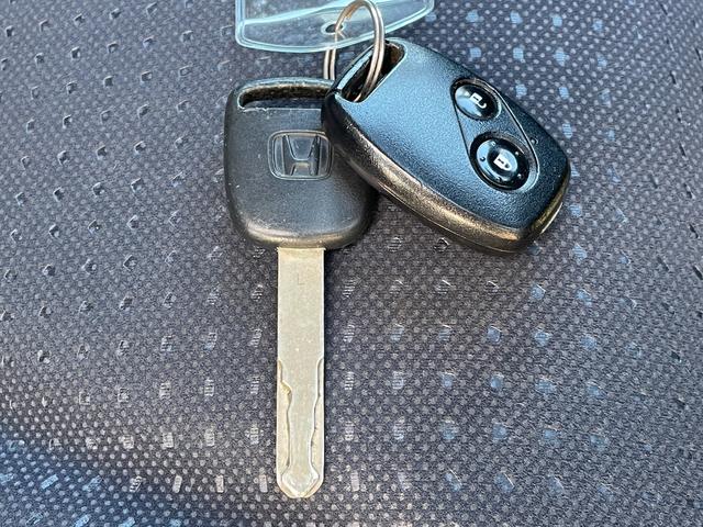 フィット  中古冬タイヤ付き/純正フロアマット/運転席・助手席エアバック/ABS/盗難防止システム/頸部衝突緩和ヘッドレス/エアコン/パワステ/パワーウインドウ/CD/DVD/キーレス(31枚目)