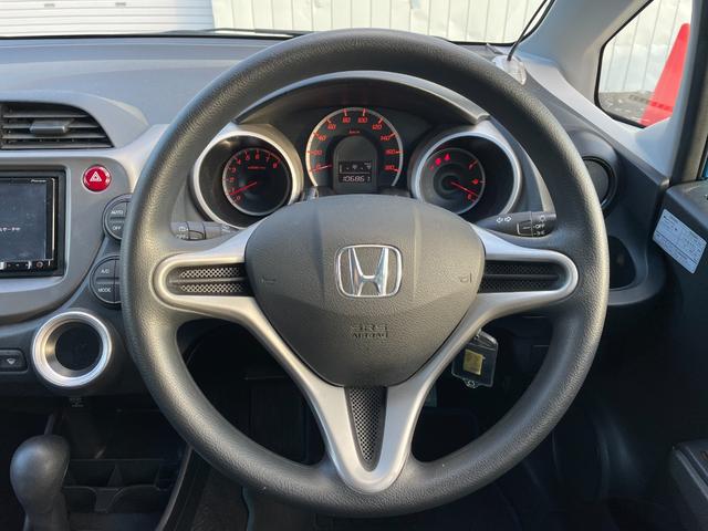 フィット  中古冬タイヤ付き/純正フロアマット/運転席・助手席エアバック/ABS/盗難防止システム/頸部衝突緩和ヘッドレス/エアコン/パワステ/パワーウインドウ/CD/DVD/キーレス(34枚目)