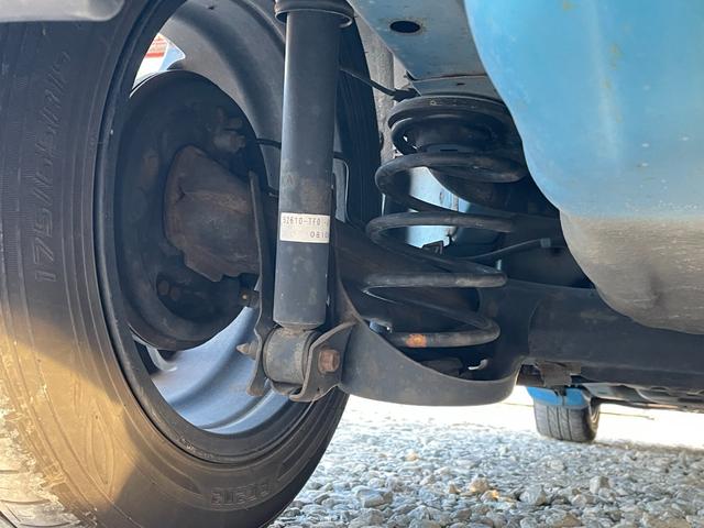 フィット  中古冬タイヤ付き/純正フロアマット/運転席・助手席エアバック/ABS/盗難防止システム/頸部衝突緩和ヘッドレス/エアコン/パワステ/パワーウインドウ/CD/DVD/キーレス(39枚目)