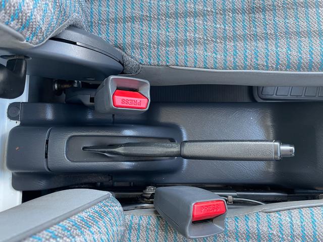 アクティトラック  AM/FM/5速マニュアル車/作業灯/運転席エアバック/エアコン・クーラー/パワステ/4WD(15枚目)