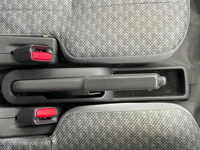 ハイゼットカーゴ キャリアルーフ付/リアヒーター/MT車/運転席エアバッグ/助手席エアバック/エアコン/クーラー/パワステ/両側スライドドア/4WD(17枚目)