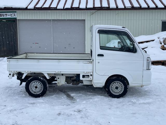 キャリイトラック 　運転席・助手席エアバッグ／ＡＢＳ／パワステ／４ＷＤ／３速ＡＴ車／ＡＭ・ＦＭラジオ／スペアタイヤあり（4枚目）