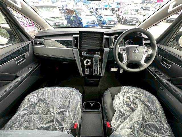 デリカＤ：５ シャモニー登録済未使用車【軽油ターボ４ＷＤ】オートステップ　両側電動スライドドア　電動リアゲート　フロント両席シートヒーター　ステアリングヒーター　ブラインドスポットモニター　電動ハーフレザーシート　衝突被害軽減装置　レーンアシスト　オートハイビーム（4枚目）