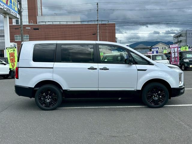 デリカＤ：５ シャモニー登録済未使用車【軽油ターボ４ＷＤ】オートステップ　両側電動スライドドア　電動リアゲート　フロント両席シートヒーター　ステアリングヒーター　ブラインドスポットモニター　電動ハーフレザーシート　衝突被害軽減装置　レーンアシスト　オートハイビーム（37枚目）