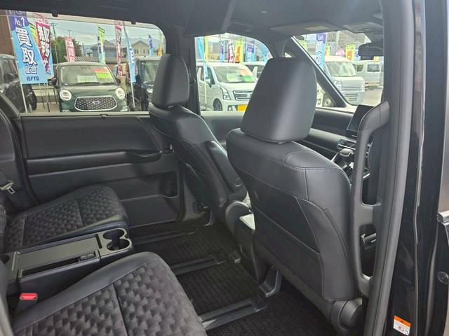 ヴォクシー Ｓ－Ｚ【４ＷＤ】【後期型】【フリップダウンモニター】　【寒冷地仕様】　両側電動スライドドア　純正ディスプレイオーディオ　バックカメラ＆Ｂｌｕｅｔｏｏｔｈ＆ＣＤ／ＤＶＤ再生　ＨＤＭＩ　ＬＥＤライト　シートヒーター　ＥＴＣ２．０（42枚目）