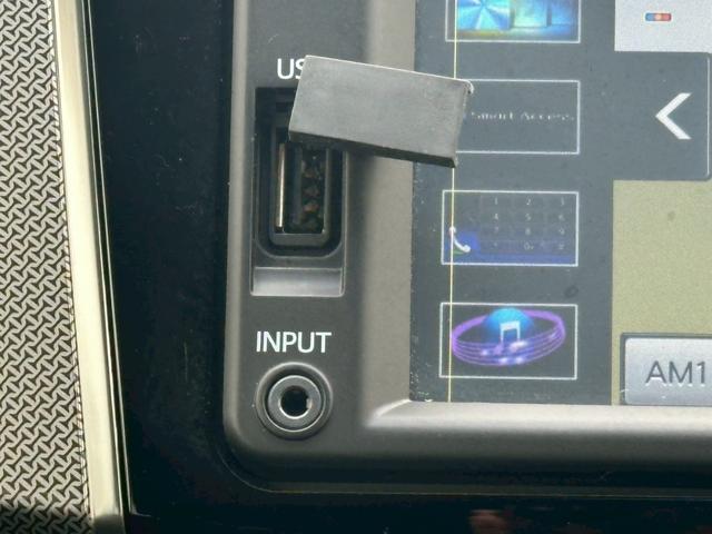 店内のキッズコーナーには人気ゲームやＤＶＤをご用意、ＴＶ・雑誌も取り揃えておりますので整備待ち時間でも退屈致しません♪各種お飲み物のご用意、お子様には風船とお菓子をプレゼントしております♪