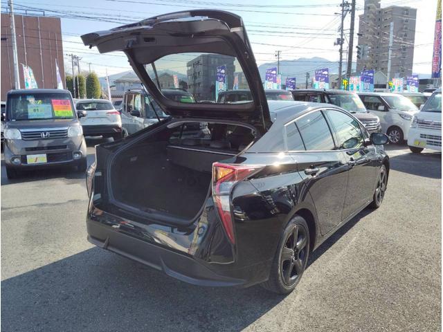 プリウス Sツーリングセレクション【4WD】【走行19.605キロ】 【黒皮シート】【純正9インチSDナビ】【BT接続/バックカメラ/CD/DVD再生/フルセグ/】【電動シート】【シートヒーター】【オートLEDライト】【純正アルミ】【プッシュスタート&スマートキー】(19枚目)