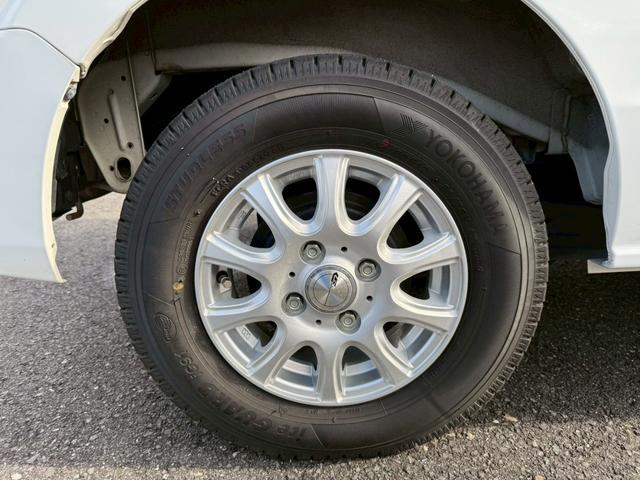 ＮＶ１００クリッパーバン ＤＸ　４ＷＤ　禁煙車　オーバーヘッドシェルフ　ＣＤオーディオ　ラジオ　ＡＵＸ接続　ＵＳＢ充電ポート　ＥＴＣ　オートライト　１２インチアルミホイール　横滑り防止　エアコン　パワーウィンドウ　ダブルエアバック（16枚目）