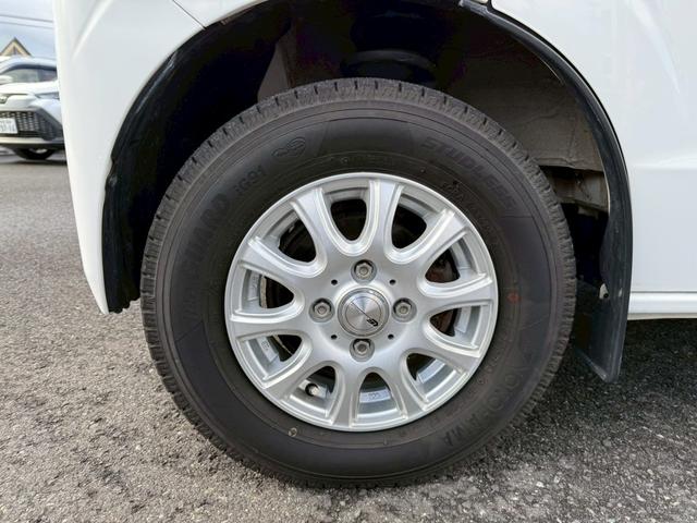 ＮＶ１００クリッパーバン ＤＸ　４ＷＤ　禁煙車　オーバーヘッドシェルフ　ＣＤオーディオ　ラジオ　ＡＵＸ接続　ＵＳＢ充電ポート　ＥＴＣ　オートライト　１２インチアルミホイール　横滑り防止　エアコン　パワーウィンドウ　ダブルエアバック（18枚目）