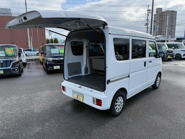 ＮＶ１００クリッパーバン ＤＸ　４ＷＤ　禁煙車　オーバーヘッドシェルフ　ＣＤオーディオ　ラジオ　ＡＵＸ接続　ＵＳＢ充電ポート　ＥＴＣ　オートライト　１２インチアルミホイール　横滑り防止　エアコン　パワーウィンドウ　ダブルエアバック（39枚目）