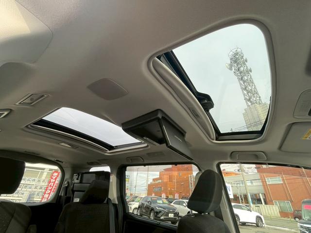 ヴォクシー Ｖ　４ＷＤ　東京仕入れ　サンルーフ　フリップダウンモニター　フルセグＳＤナビ　Ｂｌｕｅｔｏｏｔｈ　ＣＤ／ＤＶＤ再生　クルーズコントロール　ＬＥＤヘッドライト　フォグランプ　スマートキー＆プッシュスタート（5枚目）