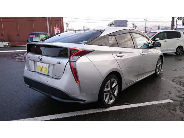 プリウス Ａツーリングセレクション　４ＷＤ　寒冷地仕様　レザーシート　純正ナビ　バックカメラ　フルセグＴＶ　Ｂｌｕｅｔｏｏｔｈ　ＣＤ／ＤＶＤ再生　追従クルーズコントロール　ブラインドスポットモニター　コーナーセンサー　シートヒーター（3枚目）