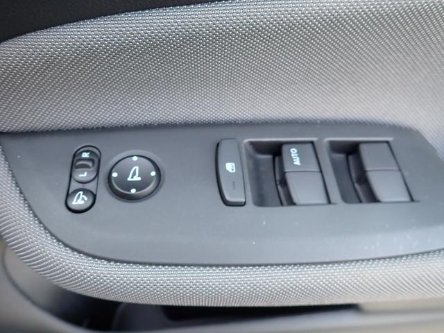 フィット ｅ：ＨＥＶクロスター　ナビ　フルセグ　Ｂｌｕｅｔｏｏｔｈ　バックカメラ　ＥＴＣ　前後ドラレコ　クルーズコントロール　フォグ　ＣＤ　ＤＶＤ　コーナーセンサー　ステアリングリモコン　電動パーキング　キーレス　レベライザー（16枚目）