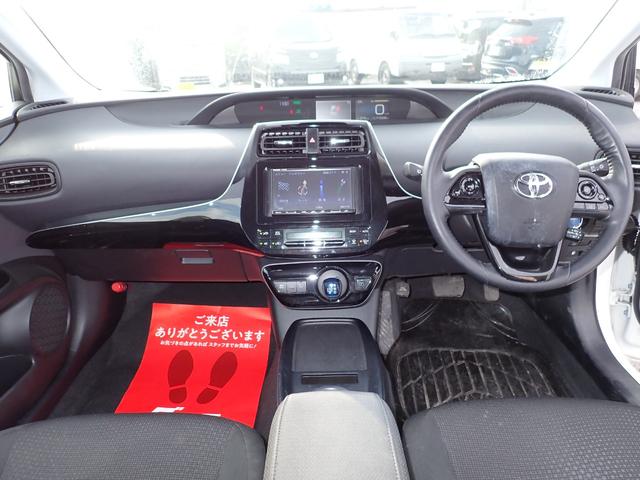 プリウス Ｓ　４ＷＤ　ナビ　Ｂｌｕｅｔｏｏｔｈ　Ｂカメラ　オートライト　ＥＴＣ　フォグライト　ステアリングリモコン　クルコン　トヨタセーフティセンス（9枚目）