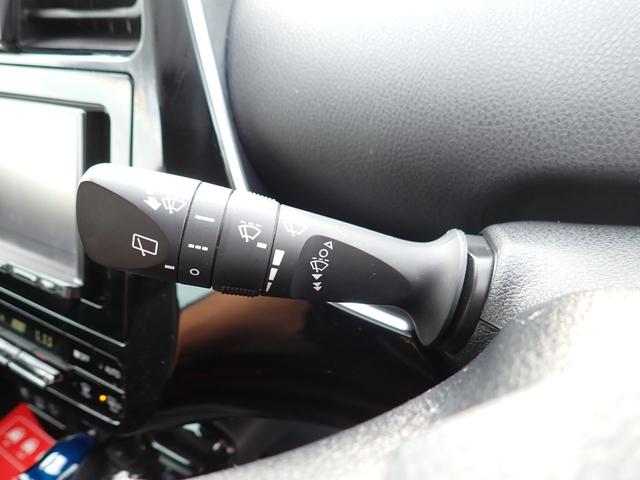 プリウス Ｓ　４ＷＤ　ナビ　Ｂｌｕｅｔｏｏｔｈ　Ｂカメラ　オートライト　ＥＴＣ　フォグライト　ステアリングリモコン　クルコン　トヨタセーフティセンス（12枚目）