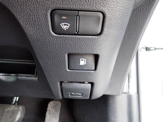 プリウス Ｓ　４ＷＤ　ナビ　Ｂｌｕｅｔｏｏｔｈ　Ｂカメラ　オートライト　ＥＴＣ　フォグライト　ステアリングリモコン　クルコン　トヨタセーフティセンス（18枚目）
