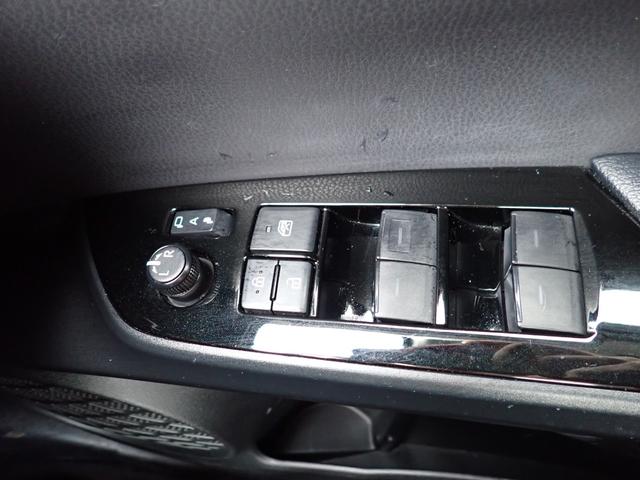 プリウス Ｓ　４ＷＤ　ナビ　Ｂｌｕｅｔｏｏｔｈ　Ｂカメラ　オートライト　ＥＴＣ　フォグライト　ステアリングリモコン　クルコン　トヨタセーフティセンス（19枚目）