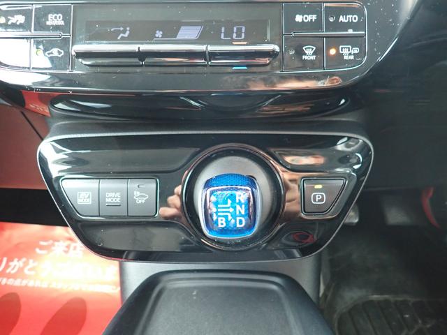 プリウス Ｓ　４ＷＤ　ナビ　Ｂｌｕｅｔｏｏｔｈ　Ｂカメラ　オートライト　ＥＴＣ　フォグライト　ステアリングリモコン　クルコン　トヨタセーフティセンス（24枚目）