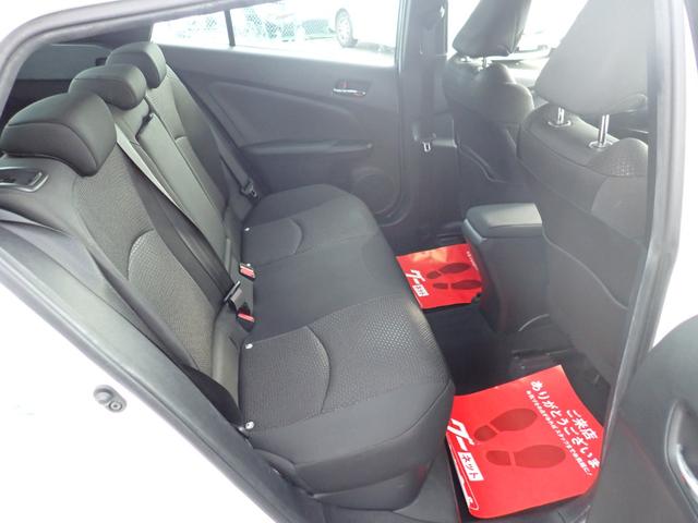 プリウス Ｓ　４ＷＤ　ナビ　Ｂｌｕｅｔｏｏｔｈ　Ｂカメラ　オートライト　ＥＴＣ　フォグライト　ステアリングリモコン　クルコン　トヨタセーフティセンス（28枚目）