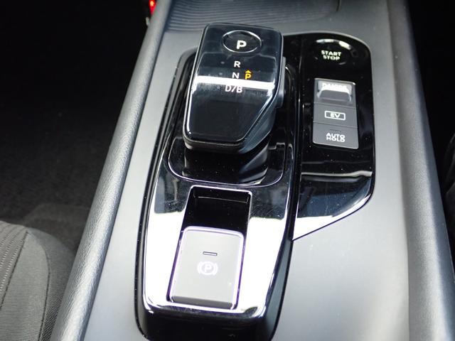 ノート ｅ－パワー　Ｘ　ＦＯＵＲ　４ＷＤ　ナビ　バックカメラ　Ｂｌｕｅｔｏｏｔｈ　ラジオ　前ドライブレコーダー　ＥＴＣ　ハンドルヒーター　オートライト　ステアリングリモコン　電動格納ミラー　キーレス　プッシュスタート（18枚目）