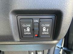 両側電動スライドドア装備！運転席よりボタン一つで開閉可能でございます。 5