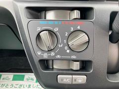 手の届きやすいところで簡単操作ができる空調付き！オールシーズンお好みの温度調節ができます。 6
