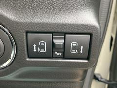 両側電動スライドドア！！荷物で手が塞がるなど簡単にドアの開閉が出来ます！何より力いらずで開閉ＯＫ！女性やお年寄りにも優しい。電動機能はＯＦＦにもできますから元気なお子様の駆け出しも安心！ 7
