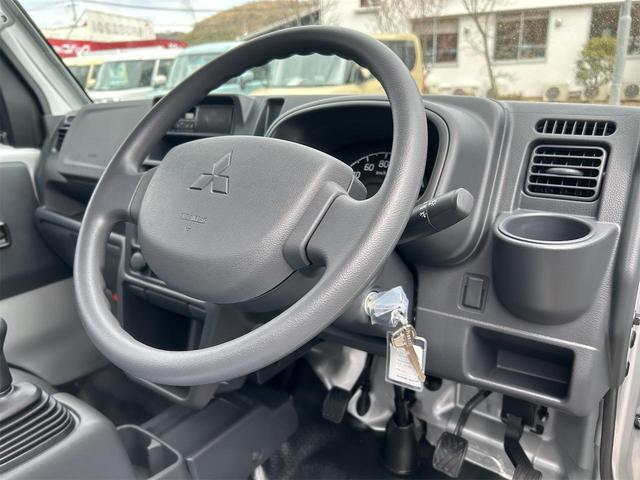 ミニキャブトラック Ｍ　４ＷＤ　届け出済み未使用車　ＭＴ　クリアランスソナー　アイドリングストップ　オートライト　ＡＢＳ　ＥＳＣ　エアコン　パワーステアリング　パワーウィンドウ　運転席エアバッグ　助手席エアバッグ（4枚目）
