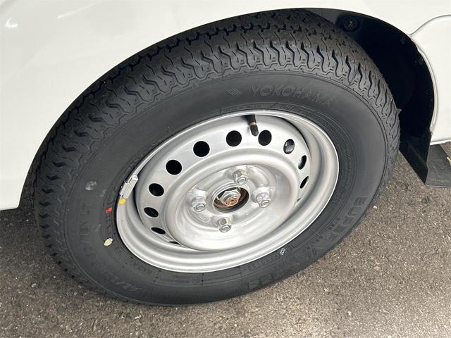 ミニキャブトラック Ｍ　４ＷＤ　５ＭＴ　クリアランスソナー　アイドリングストップ　オートライト　ＡＢＳ　ＥＳＣ　エアコン　パワーステアリング　パワーウィンドウ　運転席エアバッグ　助手席エアバッグ（7枚目）