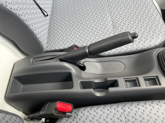 ミニキャブトラック Ｍ　４ＷＤ　５ＭＴ　クリアランスソナー　アイドリングストップ　オートライト　ＡＢＳ　ＥＳＣ　エアコン　パワーステアリング　パワーウィンドウ　運転席エアバッグ　助手席エアバッグ（30枚目）