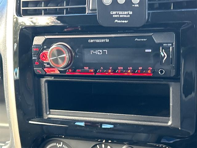 ジムニー ランドベンチャー　４ＷＤ　ドライブレコーダー　キーレスエントリー　電動格納ミラー　シートヒーター　ＡＴ　ＡＢＳ　アルミホイール　衝突安全ボディ　エアコン　パワーステアリング　パワーウィンドウ（4枚目）