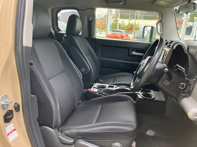 ＦＪクルーザー ベースグレード　寒冷地仕様　純正ナビ　バックカメラ　ルーフラック　フューエルオフロード１７インチアルミ　ＥＴＣ　ワイパーディアイサー　パーキングソナー　リアフォグランプ（8枚目）