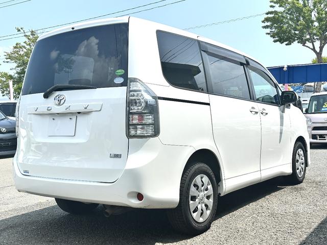 ヴォクシー Ｘ　Ｌエディション　４ＷＤ　車検２年　１ヶ月保証　修復歴なし　禁煙車　バックカメラ　ナビ　ＴＶ　両側スライド・片側電動　オートライト　ＨＩＤ　キーレス　電動格納ミラー　後席モニター　ＣＶＴ　Ｂｌｕｅｔｏｏｔｈ（4枚目）
