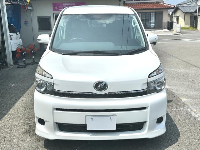 ヴォクシー Ｘ　Ｌエディション　４ＷＤ　車検２年　１ヶ月保証　修復歴なし　禁煙車　バックカメラ　ナビ　ＴＶ　両側スライド・片側電動　オートライト　ＨＩＤ　キーレス　電動格納ミラー　後席モニター　ＣＶＴ　Ｂｌｕｅｔｏｏｔｈ（5枚目）
