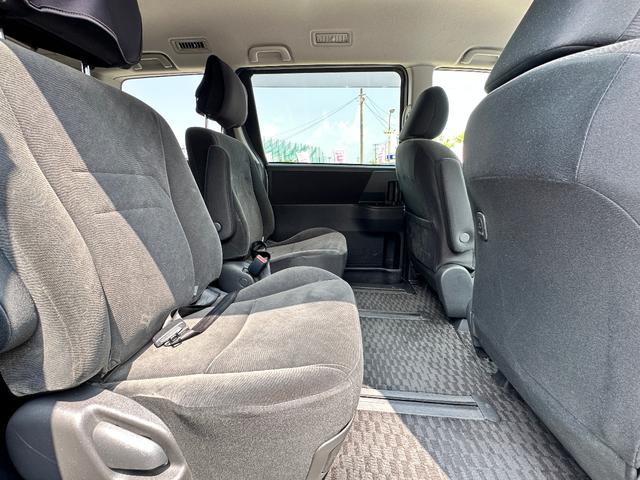 ヴォクシー Ｘ　Ｌエディション　４ＷＤ　車検２年　１ヶ月保証　修復歴なし　禁煙車　バックカメラ　ナビ　ＴＶ　両側スライド・片側電動　オートライト　ＨＩＤ　キーレス　電動格納ミラー　後席モニター　ＣＶＴ　Ｂｌｕｅｔｏｏｔｈ（35枚目）
