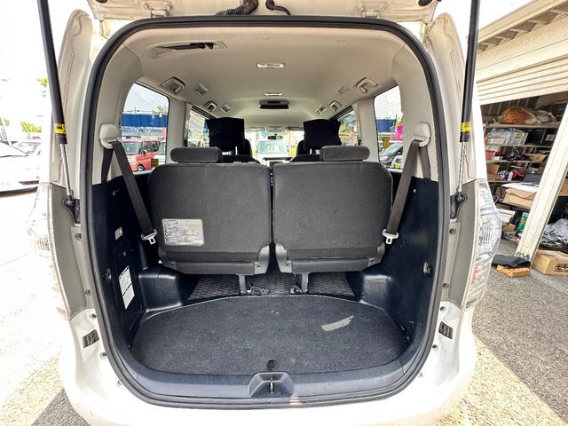 ヴォクシー Ｘ　Ｌエディション　４ＷＤ　車検２年　１ヶ月保証　修復歴なし　禁煙車　バックカメラ　ナビ　ＴＶ　両側スライド・片側電動　オートライト　ＨＩＤ　キーレス　電動格納ミラー　後席モニター　ＣＶＴ　Ｂｌｕｅｔｏｏｔｈ（40枚目）