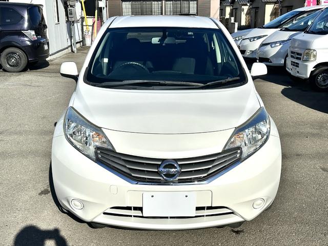 ノート Ｘ　車検２年　１年保証　修復歴なし　禁煙車　ナビ　ＴＶ　スマートキー　アイドリングストップ　電動格納ミラー　ＣＶＴ　盗難防止システム　衝突安全ボディ　ＡＢＳ（5枚目）