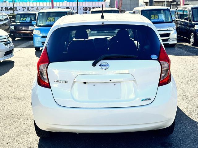 ノート Ｘ　車検２年　１年保証　修復歴なし　禁煙車　ナビ　ＴＶ　スマートキー　アイドリングストップ　電動格納ミラー　ＣＶＴ　盗難防止システム　衝突安全ボディ　ＡＢＳ（6枚目）
