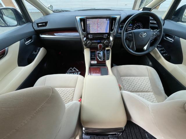 アルファードハイブリッド Ｘ　社外ナビ　Ｂｌｕｅｔｏｏｔｈ／ＣＤ／ＤＶＤ／フルセグＴＶ　バックカメラ　レーダークルーズコントロール　４ＷＤ　片側パワースライドドア　前方ドライブレコーダー　ＥＴＣ　ＡＶＨ　二列目オットマン　エンスタ（2枚目）