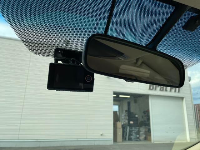 アルファードハイブリッド Ｘ　社外ナビ　Ｂｌｕｅｔｏｏｔｈ／ＣＤ／ＤＶＤ／フルセグＴＶ　バックカメラ　レーダークルーズコントロール　４ＷＤ　片側パワースライドドア　前方ドライブレコーダー　ＥＴＣ　ＡＶＨ　二列目オットマン　エンスタ（8枚目）