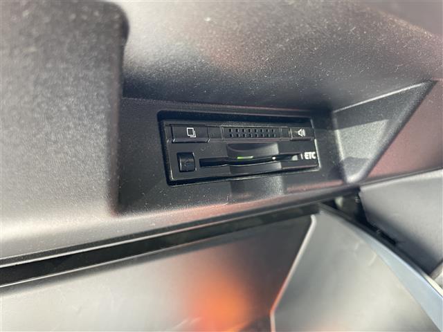 ハリアーハイブリッド エレガンス　純正ＳＤナビ（フルセグＴＶ／ＣＤ／ＤＶＤ／Ｂｌｕｅｔｏｏｔｈ）バックカメラステアリングリモコンＬＥＤヘッドライトフォグライトビルドインＥＴＣ電動格納ミラーパワーシート純正フロアマット（8枚目）
