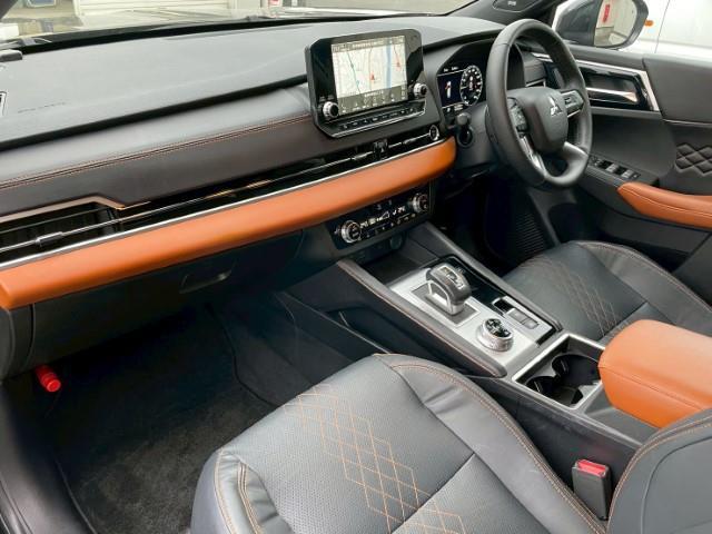 アウトランダーＰＨＥＶ Ｐ　純正９インチナビ　フルセグＴＶ　全方位カメラ　ＢＯＳＥサウンド　ミラー一体ドライブレコーダー　ステアリングヒーター　パドルシフト　レーダークルーズコントロール　ＢＳＭ　ＨＵＤ　ＡＶＨ（3枚目）