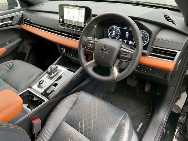 アウトランダーＰＨＥＶ Ｐ　純正９インチナビ　フルセグＴＶ　全方位カメラ　ＢＯＳＥサウンド　ミラー一体ドライブレコーダー　ステアリングヒーター　パドルシフト　レーダークルーズコントロール　ＢＳＭ　ＨＵＤ　ＡＶＨ（20枚目）