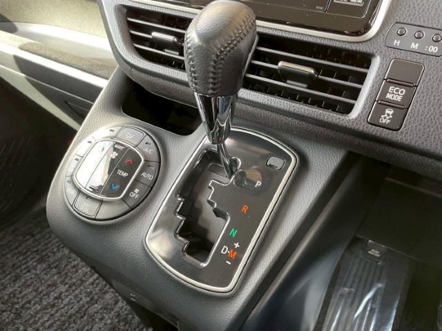 ヴォクシー Ｖ　１５ＡＷ　モンツァ　ハイブロック　ターマー　モンスタＲ／Ｔハイブリッド　ＴＯＹＯＴＡエンブレム　ニューペイント：ナチュラルベージュマイカメタリック　オートマチックハイビーム　純正ＳＤナビ　フルセグ（12枚目）