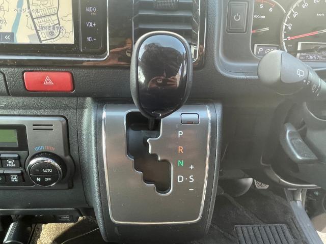 ハイエースバン スーパーGL ダーク プライムII 純正SDナビ グリルガード テールガード ベットキット フリップダウンモニター グッドイヤーホワイトレタータイヤ 衝突軽減ブレーキ レーンキープアシスト 前後ドライブレコーダー ステアリングリモコン(9枚目)